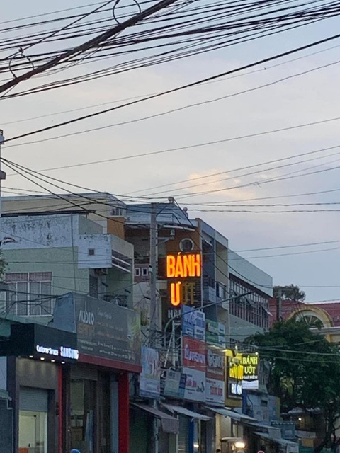 Ảnh vui 1-11: CLB võ thuật mở lớp dạy 'đánh ghen' - Ảnh 4. Ừ, ăn bánh!