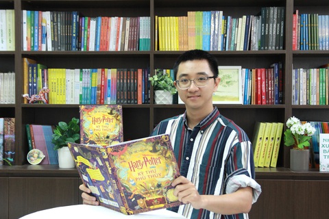 Chàng họa sĩ Việt và giấc mơ Harry Potter - Ảnh 1. Họa sĩ Phạm Quang Phúc cùng cuốn sách anh tham gia vẽ minh họa - Ảnh: NXB Trẻ cung cấp