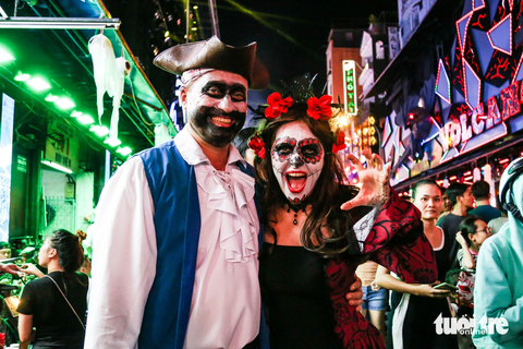 Đêm Halloween: người dân đổ về trung tâm TP.HCM với muôn kiểu hóa trang - Ảnh 5. Hai du khách đến từ thủ đô Matxcơva (Nga) thích thú với bầu không khí cuồng nhiệt của lễ hội Halloween tại phố Bùi Viện (quận 1)