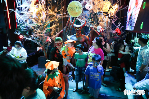 Đêm Halloween: người dân đổ về trung tâm TP.HCM với muôn kiểu hóa trang - Ảnh 7. Các hàng quán trang trí phong cách rùng rợn để hợp với lễ hội hóa trang và thu hút khách hàng