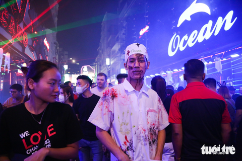 Đêm Halloween: người dân đổ về trung tâm TP.HCM với muôn kiểu hóa trang - Ảnh 9. Anh Hải (nhân viên quán bia trên phố Bùi Viện) hóa trang thành bác sĩ ma quái. Hôm nay, các nhân viên của quán đều hóa trang theo tạo hình như vậy để hòa cùng bầu không khí.
