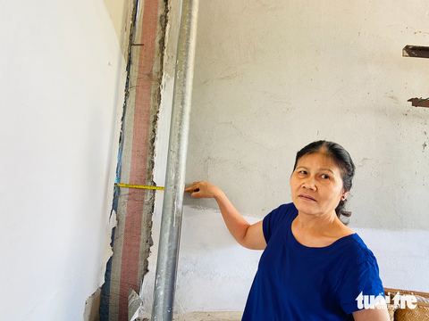 Nhà bị nứt, phải ‘chống nạng’ cạnh công trình của Liên đoàn Địa chất Xạ - Hiếm - Ảnh 3. Người dân lo lắng trước tình trạng sụt lún ngày một nghiêm trọng - Ảnh: QUANG THẾ