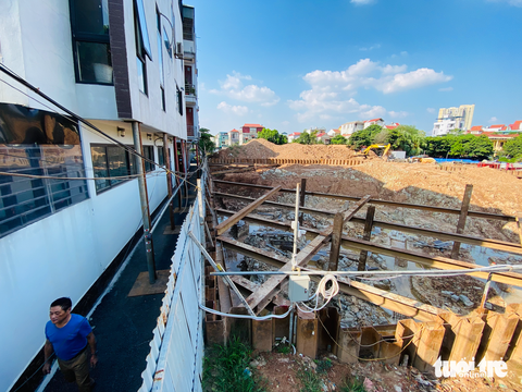 Nhà bị nứt, phải ‘chống nạng’ cạnh công trình của Liên đoàn Địa chất Xạ - Hiếm - Ảnh 5. Theo quan sát của phóng viên chiều 31-10, công trình "dự án xây dựng cơ sở vật chất kỹ thuật Liên đoàn Địa chất xạ - hiếm" đang tạm dừng thi công - Ảnh: QUANG THẾ