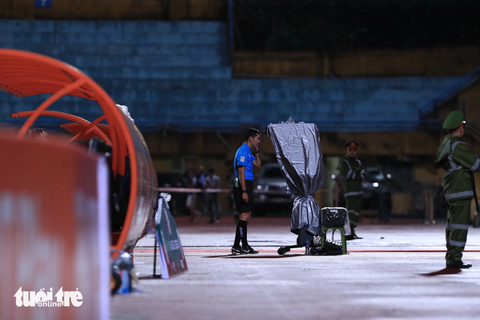 VAR ở V-League 2023-2024: Tốt hơn nhưng mất nhiều thời gian - Ảnh 1. Trọng tài Trần Ngọc Nhớ kiểm tra VAR ở trận Hà Nội - Hải Phòng - Ảnh: MINH ĐỨC