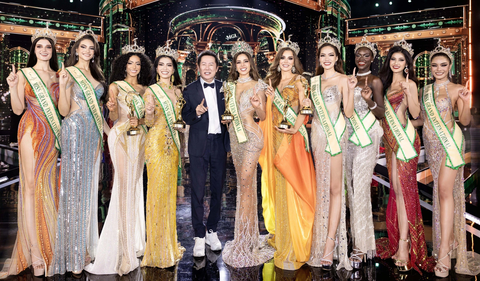 Ông Nawat Itsaragrisil và top 10 Miss Grand International 2023 - Ảnh: VIẾT QUÝ TEAM Ông Nawat Itsaragrisil và top 10 Miss Grand International 2023 - Ảnh: VIẾT QUÝ TEAM