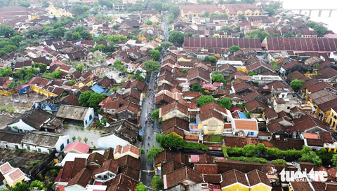 Hội An trình diễn xích lô, xe đạp quanh phố cổ mừng gia nhập thành phố sáng tạo UNESCO - Ảnh 1. Đoàn xe đạp, xích lô rảo quanh phố đi bộ sáng 1-11 - Ảnh: B.D.