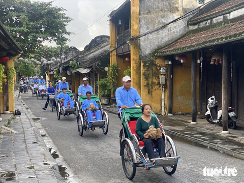 Hội An trình diễn xích lô, xe đạp quanh phố cổ mừng gia nhập thành phố sáng tạo UNESCO - Ảnh 3. Xích lô chở nghệ nhân, bà con Hội An chào mừng gia nhập thành phố sáng tạo - Ảnh: B.D.