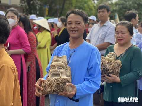 Hội An trình diễn xích lô, xe đạp quanh phố cổ mừng gia nhập thành phố sáng tạo UNESCO - Ảnh 5. Nghệ nhân thủ công mỹ nghệ Hội An ôm các sản phẩm ra đường phố ăn mừng sáng 1-11 - Ảnh: B.D.