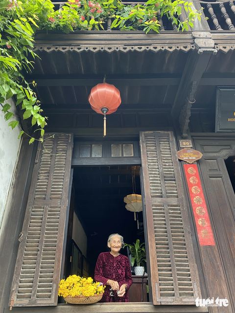 Hội An trình diễn xích lô, xe đạp quanh phố cổ mừng gia nhập thành phố sáng tạo UNESCO - Ảnh 6. Một bà cụ sống trong phố cổ rạng rỡ niềm vui khi thấy đoàn xích lô, xe đạp trên phố đi bộ - Ảnh: B.D.