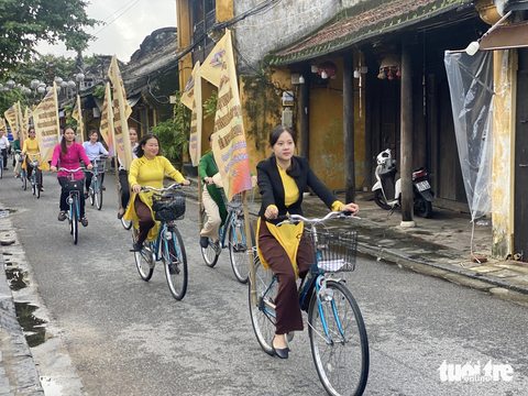 Hội An trình diễn xích lô, xe đạp quanh phố cổ mừng gia nhập thành phố sáng tạo UNESCO - Ảnh 7. Xe đạp tham gia diễu hành chào mừng niềm vui lớn của phố cổ - Ảnh: B.D.