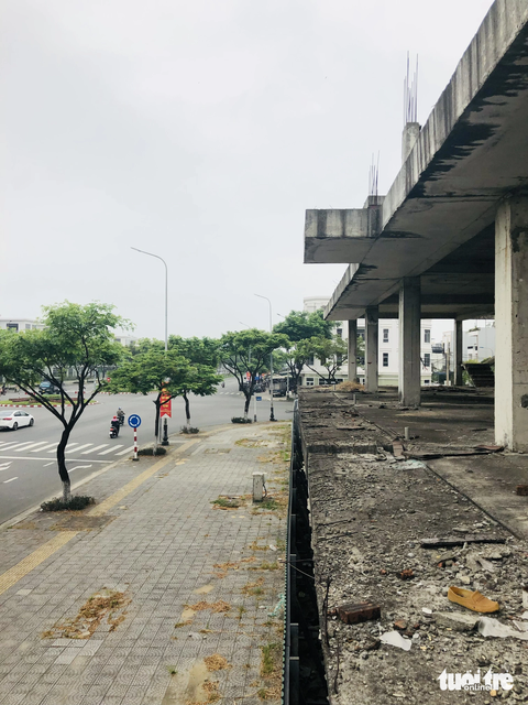 Cảnh đìu hiu như chợ chiều ở các dự án bất động sản tại Đà Nẵng - Ảnh 2. Dãy căn shophouse trên đường Nguyễn Sinh Sắc bỏ hoang mấy năm qua - Ảnh: ĐOÀN CƯỜNG