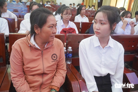 Tân sinh viên Nguyễn Thị Thanh Tuyền (quê Bến Tre) cùng mẹ trong buổi trao học bổng - Ảnh: MẬU TRƯỜNG Tân sinh viên Nguyễn Thị Thanh Tuyền (quê Bến Tre) cùng mẹ trong buổi trao học bổng - Ảnh: MẬU TRƯỜNG