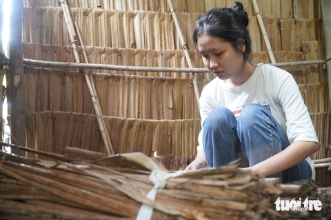 Trước đó, khi biết mình đậu đại học, Thanh Tuyền không dám nghĩ mình sẽ tiếp tục được đi học bởi gia đình quá khó khăn. Thu nhập từ công việc chuốt cọng dừa và đi tiền lương đi may của mẹ không đủ trang trải trong gia đình - Ảnh: MẬU TRƯỜNG Trước đó, khi biết mình đậu đại học, Thanh Tuyền không dám nghĩ mình sẽ tiếp tục được đi học bởi gia đình quá khó khăn. Thu nhập từ công việc chuốt cọng dừa và tiền lương đi may của mẹ không đủ trang trải trong gia đình - Ảnh: MẬU TRƯỜNG