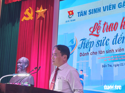 Nhà báo Nguyễn Hoàng Nguyên - phó tổng biên tập báo Tuổi Trẻ- phát biểu tại buổi lễ trao học bổng- Ảnh: HOÀI THƯƠNG Nhà báo Nguyễn Hoàng Nguyên - phó tổng biên tập báo Tuổi Trẻ - phát biểu tại buổi lễ trao học bổng - Ảnh: HOÀI THƯƠNG