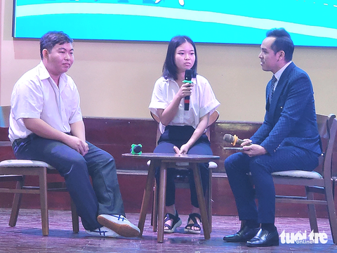 Hai tân sinh viên Nguyễn Phương Vi (tân sinh viên Trường đại học Bách khoa - Đại học Quốc gia TP.HCM) và em Nguyễn Minh Hiếu (tân sinh viên Trường Đại học Giao thông vận tải), xúc động chia sẻ niềm vui - Ảnh: HOÀI THƯƠNG Nguyễn Phương Vi (tân sinh viên Trường đại học Bách khoa - Đại học Quốc gia TP.HCM) và Nguyễn Minh Hiếu (tân sinh viên Trường Đại học Giao thông vận tải), xúc động chia sẻ trong phần giao lưu với chương trình - Ảnh: HOÀI THƯƠNG