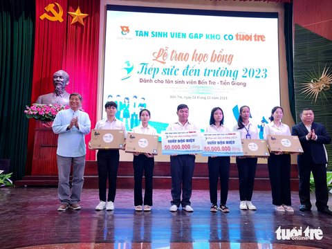 Tiếp sức đến trường tân sinh viên Bến Tre, Tiền Giang: Để không có ước mơ nào phải dang dở - Ảnh 10. Trao 2 suất học bổng đặc biệt trị giá 50 triệu đồng/ suốt 4 năm học và 4 laptop cho tân sinh viên đặc biệt khó khăn còn thiếu thiết bị học tập do Quỹ Khuyến học Vinacam - Công ty cổ phần Tập đoàn Vinacam tài trợ - Ảnh: HOÀI THƯƠNG