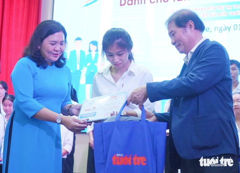 Bà Hồ Thị Hoàng Yến - Phó Bí thư Thường trực Tỉnh ủy Bến Tre và ông Huỳnh Kỳ Trân - Chủ tịch Câu lạc bộ Doanh nhân Bến Tre tại TP. HCM trao học bổng cho tân sinh viên - Ảnh: MẬU TRƯỜNG Bà Hồ Thị Hoàng Yến - Phó Bí thư Thường trực Tỉnh ủy Bến Tre và ông Huỳnh Kỳ Trân - Chủ tịch Câu lạc bộ Doanh nhân Bến Tre tại TP. HCM trao học bổng cho tân sinh viên - Ảnh: MẬU TRƯỜNG