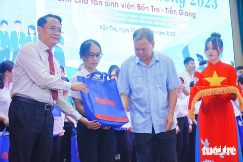 Ông Võ Thành Hạo - nguyên bí thư Tỉnh ủy Bến Tre và ông Nguyễn Hoàng Nguyên - phó tổng biên tập báo Tuổi Trẻ trao học bổng cho các tân sinh viên - Ảnh: MẬU TRƯỜNG Ông Võ Thành Hạo - nguyên bí thư Tỉnh ủy Bến Tre và ông Nguyễn Hoàng Nguyên - phó tổng biên tập báo Tuổi Trẻ trao học bổng cho các tân sinh viên - Ảnh: MẬU TRƯỜNG