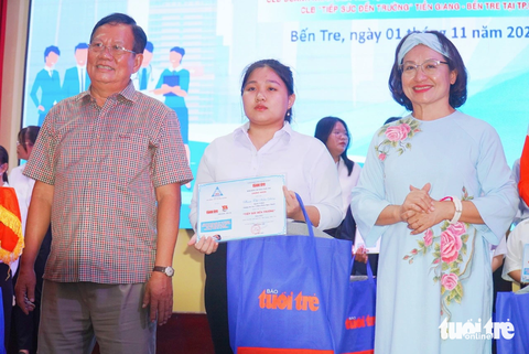 Tiếp sức đến trường tân sinh viên Bến Tre, Tiền Giang: Để không có ước mơ nào phải dang dở - Ảnh 16. Đây cũng là năm thứ 16 với tinh thần "người đi trước nâng bước người đi sau" của chương trình Tiếp sức đến trường tại Tiền Giang - Bến Tre - Ảnh: MẬU TRƯỜNG