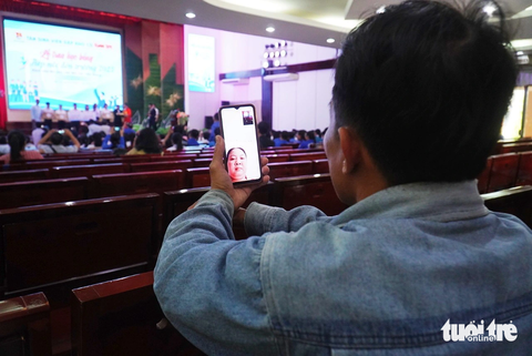 Ông Trương Văn Phong - phụ huynh của một tân sinh viên Đại học kinh tế TP.HCM - chia sẻ niềm vui được nhận học bổng Tiếp sức đến trường của báo Tuổi Trẻ với người thân - Ảnh: MẬU TRƯỜNG Ông Trương Văn Phong - phụ huynh của một tân sinh viên Đại học kinh tế TP.HCM - chia sẻ niềm vui con được nhận học bổng Tiếp sức đến trường của báo Tuổi Trẻ với người thân - Ảnh: MẬU TRƯỜNG