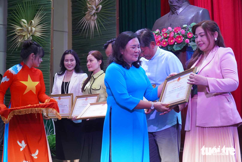 Bà Hồ Thị Hoàng Yến - Phó Bí thư Thường trực Tỉnh ủy Bến Tre, trao bằng khen cho các nhà tài trợ - Ảnh: MẬU TRƯỜNG Bà Hồ Thị Hoàng Yến - Phó Bí thư Thường trực Tỉnh ủy Bến Tre, trao bằng khen cho các nhà tài trợ - Ảnh: MẬU TRƯỜNG