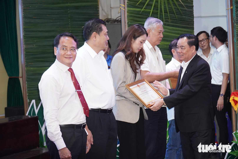 Ông Trần Ngọc Tam - chủ tịch UBND tỉnh Bến Tre - tặng bằng khen cho các nhà tài trợ - Ảnh: MẬU TRƯỜNG Ông Trần Ngọc Tam - chủ tịch UBND tỉnh Bến Tre - tặng bằng khen ghi nhận những đóng góp của đơn vị tổ chức, các nhà tài trợ đã nhiều năm liền đồng hành với chương trình cho báo Tuổi Trẻ và các nhà tài trợ - Ảnh: MẬU TRƯỜNG