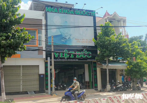 Chưa có chứng chỉ hành nghề, 2 cơ sở nha khoa bị xử phạt 130 triệu đồng - Ảnh 1. Tổ chức khám bệnh, chữa bệnh khi chưa có chứng chỉ hành nghề, Công ty TNHH Nha khoa quốc tế Việt Đức bị Thanh tra Sở Y tế xử phạt và yêu cầu dừng hoạt động - Ảnh: DUY NGỌC