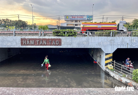 Vì sao các hầm chui ở TP.HCM liên tục ‘biến’ thành ao nước? - Ảnh 1. Hầm chui Tân Tạo (quận Bình Tân) ngập lúp xúp dù mưa nhỏ chiều 24-10. Hầm chui này đưa vào khai thác đầu năm 2006 để phục vụ người đi bộ và xe thô sơ giao với quốc lộ 1 ở khu vực Khu công nghiệp Tân Tạo. Hầm rộng 38m, tĩnh không 2m - Ảnh: CHÂU TUẤN