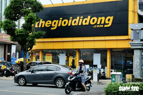 Thế Giới Di Động bị 'bốc hơi' 7.900 tỉ đồng vốn hóa chỉ trong hai phiên cổ phiếu giảm sàn - Ảnh 1. Nhiều doanh nghiệp bán lẻ điện máy đang gặp khó khăn. Trong ảnh là một cửa hàng Thế Giới Di Động tại TP.HCM - Ảnh: BÔNG MAI