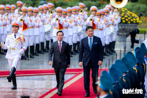 Chủ tịch nước Võ Văn Thưởng đón và hội đàm với Tổng thống Mông Cổ - Ảnh 1. Chủ tịch nước Võ Văn Thưởng và Tổng thống Mông Cổ Ukhnaagiin Khurelsukh duyệt đội danh dự - Ảnh: NGUYỄN KHÁNH