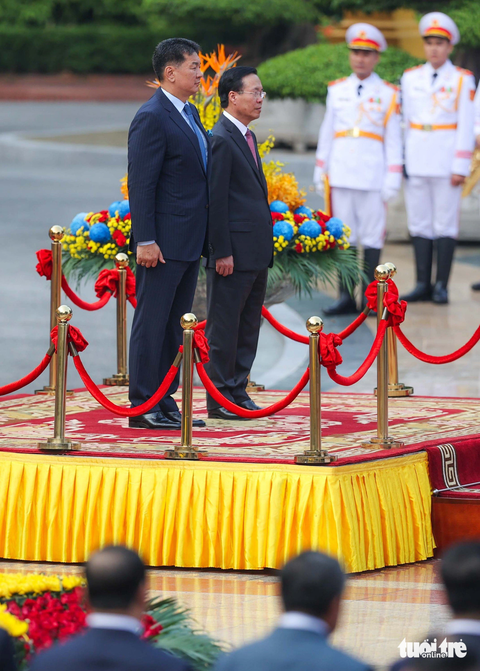 Chủ tịch nước Võ Văn Thưởng đón và hội đàm với Tổng thống Mông Cổ - Ảnh 2. Lễ đón diễn ra không lâu sau khi Tổng thống Mông Cổ Ukhnaagiin Khurelsukh đến Việt Nam, bắt đầu chuyến thăm cấp nhà nước trong 5 ngày - Ảnh: NGUYỄN KHÁNH
