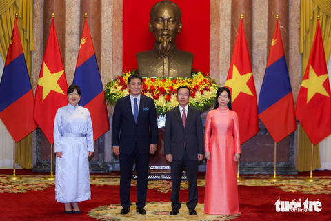 Chủ tịch nước Võ Văn Thưởng đón và hội đàm với Tổng thống Mông Cổ - Ảnh 3. Chủ tịch nước Võ Văn Thưởng và phu nhân chụp ảnh cùng Tổng thống Mông Cổ Ukhnaagiin Khurelsukh và phu nhân - Ảnh: NGUYỄN KHÁNH