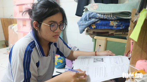 Thấy mẹ hay ốm đau, nữ sinh quyết theo trường y nhưng...- Ảnh 1. Từ mong ước theo học trường y để chữa bệnh cho mẹ đến thực hiện lời hứa với mẹ theo một cách khác, nỗ lực nhiều hơn vì gia đình và bản thân - Ảnh: KHÁNH HUYỀN