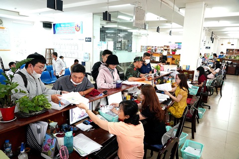 Đóng bảo hiểm xã hội bao nhiêu là hợp lý? - Ảnh 2. Người lao độnglàm thủ tục bảo hiểm xã hội tại Bảo hiểm xã hội TP.HCM (ảnh chụp ngày 31-10) - Ảnh: HỮU HẠNH