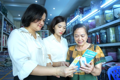 Đóng bảo hiểm xã hội bao nhiêu là hợp lý? - Ảnh 1. Cán bộ Bảo hiểm xã hội Phúc Yên, tỉnh Vĩnh Phúc tư vấn chính sách cho người dân - Ảnh: HÀ QUÂN
