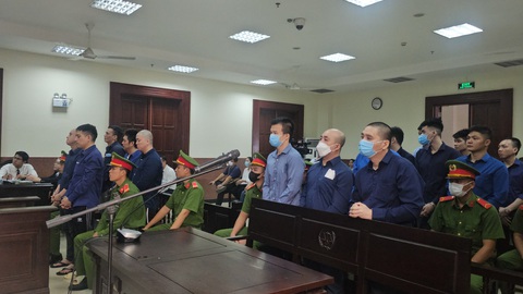 Cựu công an phường trong vụ cướp tiền ảo được giảm án - Ảnh 1. Các bị cáo nghe tòa tuyên án - Ảnh: Đ.T.