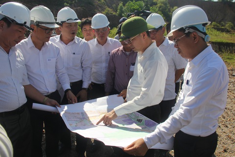 54 cơ quan, đơn vị tại Đà Nẵng được giao nhiệm vụ, chỉ 4 nơi hoàn thành 100% - Ảnh 1. Lãnh đạo TP Đà Nẵng kiểm tra tại dự án cụm công nghiệp Hòa Cầm. Dự án này chưa khớp nối hạ tầng gây phiền toái cho người dân - Ảnh: TRƯỜNG TRUNG