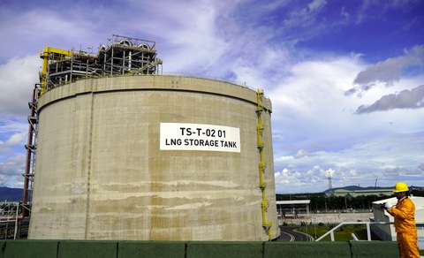 Tin tức sáng 1-4: Hôm nay giá gas giảm nhẹ; Kiến nghị có ngày nghỉ chăm sóc người thân ốm đau- Ảnh 2. Giá gas sẽ giảm chút ít từ hôm nay 1-4 do giá thế giới giảm. Trong ảnh: bồn chứa gas