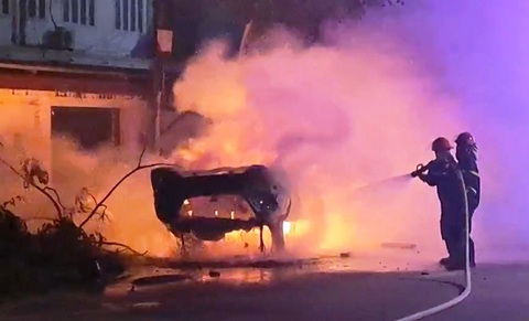 Xe ô tô đâm bùng binh rồi bốc cháy ngùn ngụt, 6 người may mắn thoát chết - Ảnh 1. Ô tô ở Quảng Bình chở theo 6 người đâm vào bùng binh giữa ngã tư lúc nửa đêm rồi bốc cháy - Ảnh: L.T.
