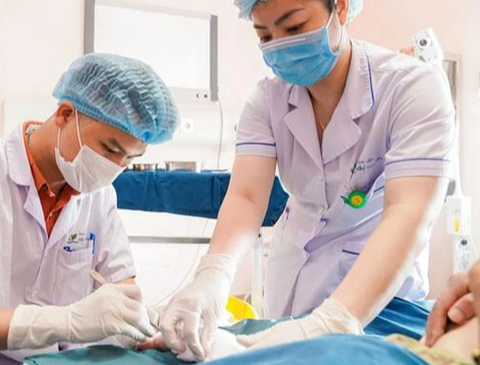 Bệnh nhi N.L đang được các y bác sĩ chăm sóc và điều trị tại khoa chỉnh hình, Bệnh viện Nhi trung ương - Ảnh: BVCC Bệnh nhi N.L. đang được các y bác sĩ chăm sóc và điều trị tại khoa chỉnh hình, Bệnh viện Nhi trung ương - Ảnh: BVCC