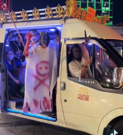 Công an mời làm việc tài xế lái xe tang diễu phố đêm Halloween - Ảnh 2. Đoạn video clip ghi lại cảnh xe tang vừa chạy, vừa mở cửa lan truyền trên mạng xã hội - Ảnh chụp màn hình