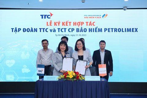 TTC và PJICO cam kết trở thành đối tác chiến lược của nhau để cùng phát triển bền vững, nâng cao giá trị dịch vụ, sản phẩm và lợi thế cạnh tranh trên thị trường; với sự tham dự của bà Huỳnh Bích Ngọc - Phó Chủ tịch Thường trực, Tổng Giám đốc Tập đoàn TTC; Bà Nguyễn Thị Hương Giang - Tổng Giám đốc PJICO. Ảnh: Đ.H TTC và PJICO cam kết trở thành đối tác chiến lược của nhau để cùng phát triển bền vững, nâng cao giá trị dịch vụ, sản phẩm và lợi thế cạnh tranh trên thị trường; với sự tham dự của bà Huỳnh Bích Ngọc - phó chủ tịch thường trực, tổng giám đốc Tập đoàn TTC; bà Nguyễn Thị Hương Giang - tổng giám đốc PJICO - Ảnh: Đ.H.