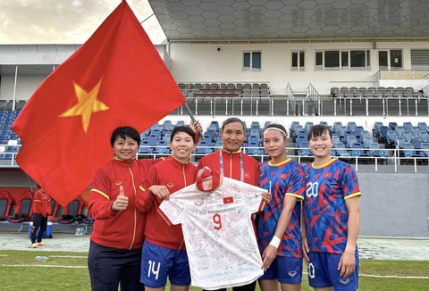 Thủ môn Kim Thanh: 'Cảm ơn người thầy vĩ đại' - Ảnh 1. HLV Mai Đức Chung hạnh phúc bên Kim Thanh (thứ 2 từ trái sang) và các học trò - Ảnh: FBNV