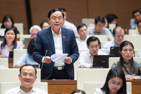 Đại biểu: Đất nước như đại công trường, nhưng doanh nghiệp đang chơi vơi giữa dòng giá - Ảnh 1. Đại biểu Hoàng Đức Thắng nêu vấn đề thúc đẩy các dự án đường cao tốc - Ảnh: GIA HÂN