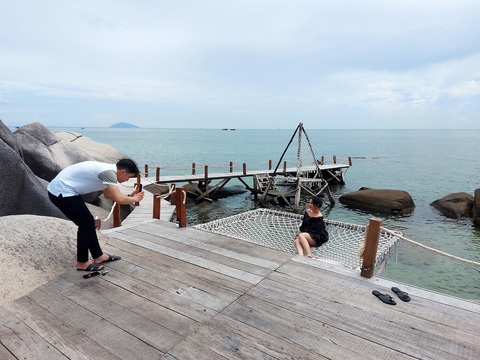 Đặt tour Hòn Sơn và Nam Du, coi chừng bị lừa - Ảnh 1. Khách du lịch đến Hòn Sơn (huyện Kiên Hải) tham quan và vui chơi - Ảnh: CHÍ CÔNG