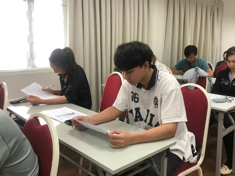 Hùng chăm chú khi học trên lớp - Ảnh: T.X. Nguyễn Ngọc Hùng trong một buổi học trên lớp - Ảnh: T.X.