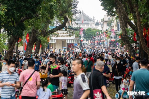 Giải chạy ban đêm quanh hồ Gươm ảnh hưởng tới người dân, quận Hoàn Kiếm yêu cầu không tổ chức - Ảnh 1. Phố đi bộ quanh hồ Hoàn Kiếm thường xuyên có các sự kiện âm nhạc, vui chơi lớn nhỏ - Ảnh: PHẠM TUẤN