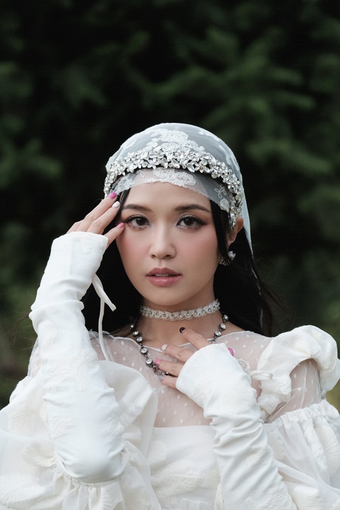 Suni Hạ Linh “mạo hiểm” làm mới hit của Mỹ Tâm với phong cách… Halloween - Ảnh 2. Suni Hạ Linh lạ lẫm trong MV mới
