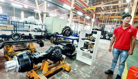 Trong một khâu lắp ráp linh kiện phụ tùng ôtô tại doanh nghiệp lắp ráp xe tại ở TP.HCM - Ảnh: CÔNG TRUNG Một khâu lắp ráp linh kiện phụ tùng ô tô tại doanh nghiệp lắp ráp xe ở TP.HCM - Ảnh: CÔNG TRUNG