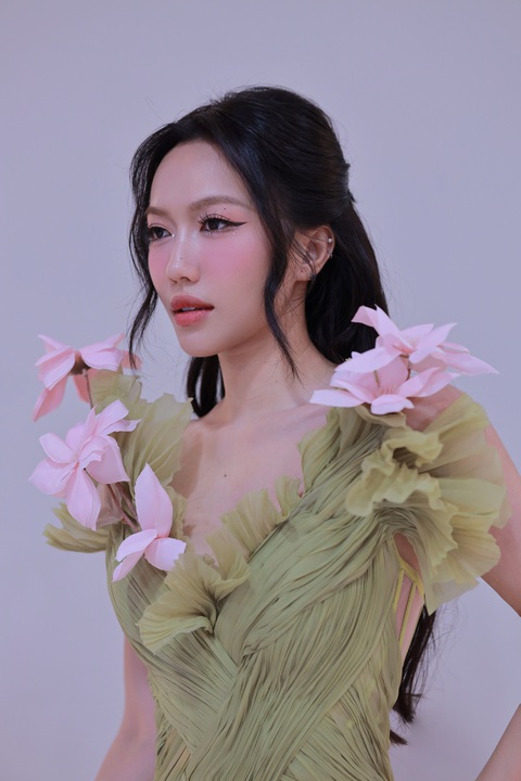 Tại sao sân khấu solo của Diệu Nhi được chờ đợi nhất 'Chị đẹp đạp gió rẽ sóng'? - Ảnh 1. Khán giả đang mong chờ màn biểu diễn đầu tiên của Diệu Nhi trên sân khấu.